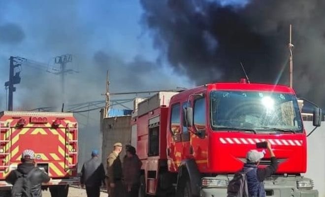 تيكيوين.. حريق كبير بمستودع المواد الإسفنجية واستنفار للسلطات