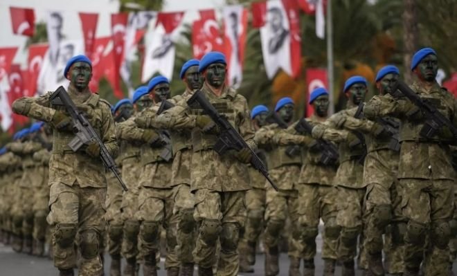 صاروخ إيراني في سماء تركيا